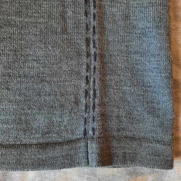 Liz Claiborne wool,grey V- neck    sweater size XL. - Picture 11 of 13